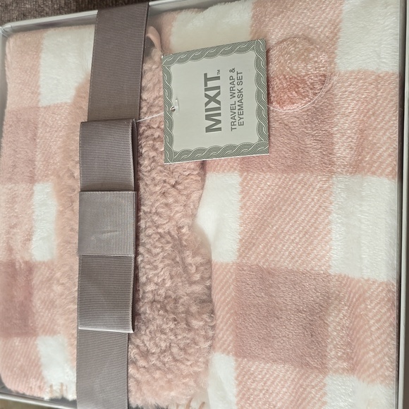 MIXIT BRAND WOMEN'S PINK & WHITE FAUX FUR TRAVEL WRAP SHAWL & EYEMASK SET - Picture 2 of 9